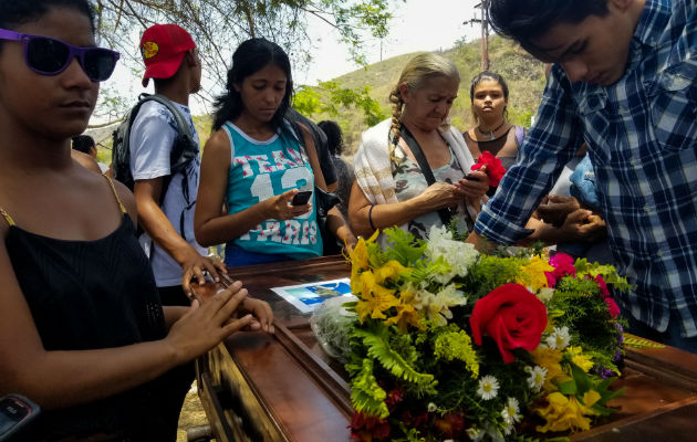 Familiares de presos del centro de reclusión de la Comandancia General de la Policía de Carabobo participan en el entierro de sus parientes. FOTO/EFE