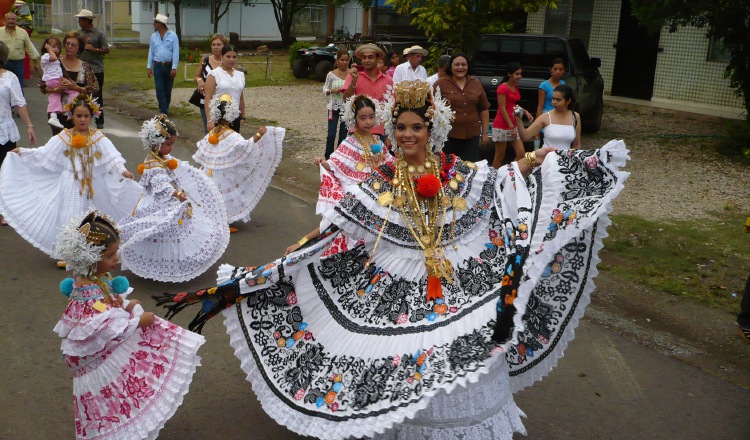 Es la tierra  donde más se destaca la confección de la pollera nacional, San José,  Santo Domingo, La Palma y otros. /Foto: Zenaida Vásquez