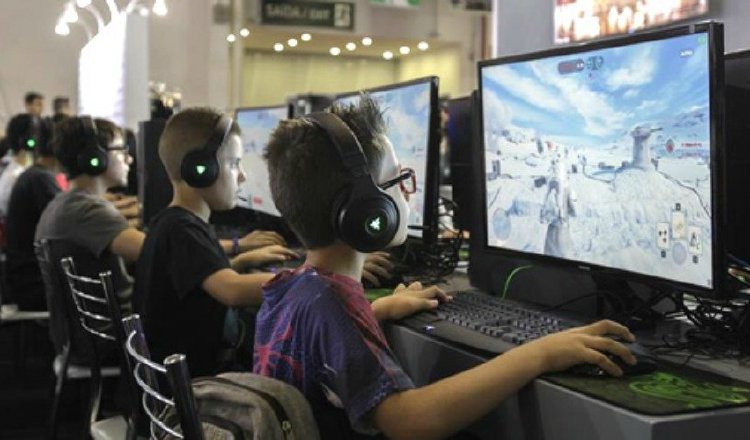 La utilización de dispositivos como computadoras y teléfonos a menudo afecta la visión de los niños. /Foto EFE