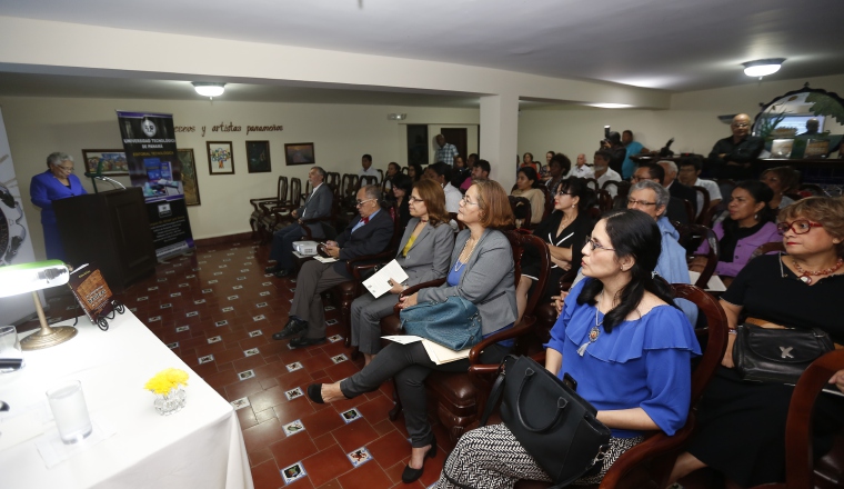 Dra. Margarita Vásquez cuando presenta la obra, y público. /Foto Josué Arosemena 