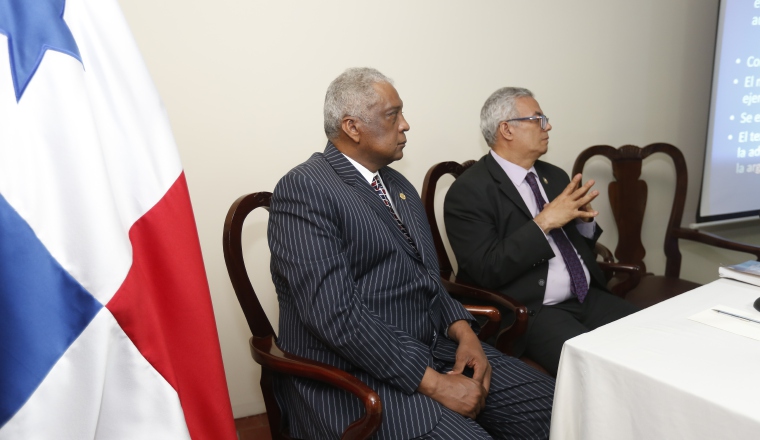 D. Alonso Londoño, de la UTP, y el Prof. Rafael Ruiloba C. /Foto Josué Arosemena