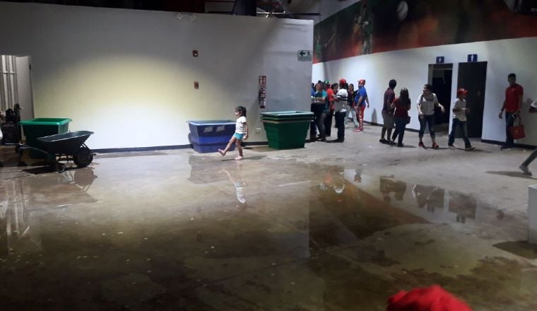 Una niña juega con el agua que quedó dentro del estadio. /Foto Mayra Madrid