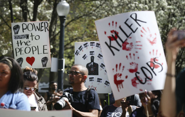 Marcha en Sacarmento por la muerte de un joven de color a manos de la policía. FOTO/AP