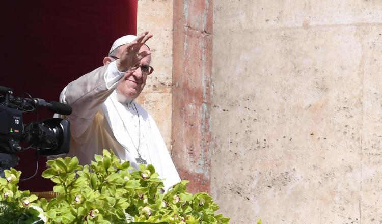 Papa Francisco bendice a los fieles. AP