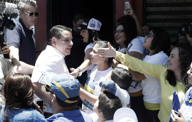 Candidato evangélico Fabricio Alvarado, saluda a simpatizantes tras votar. FOTO/EFE