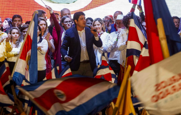 El presidente electo de Costa Rica, Carlos Alvarado, da su discurso de la victoria. Foto: EFE