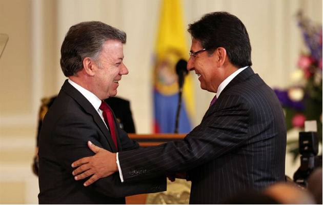 El presidente de Colombia, Juan Manuel Santos (i), junto a Néstor Humberto Martínez (d), fiscal general de la Nación. 