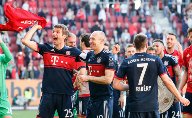 Thomas Mueller (izq.) y Arjen Robben festejan el título. Foto:AP