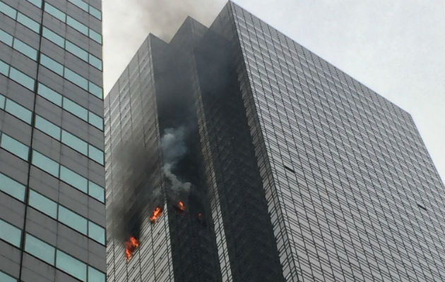 El cuerpo de Bomberos de Nueva York, acudió rápidamente al edificio. FOTO/FDNY