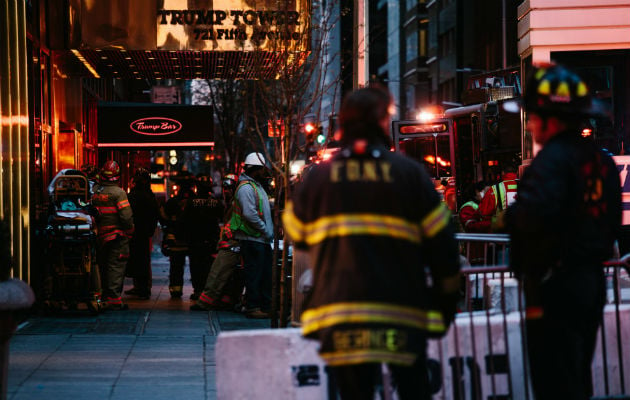 Un total de seis bomberos resultaron heridos cuando combatían el incendio en las Torres Trump. FOTO/AP