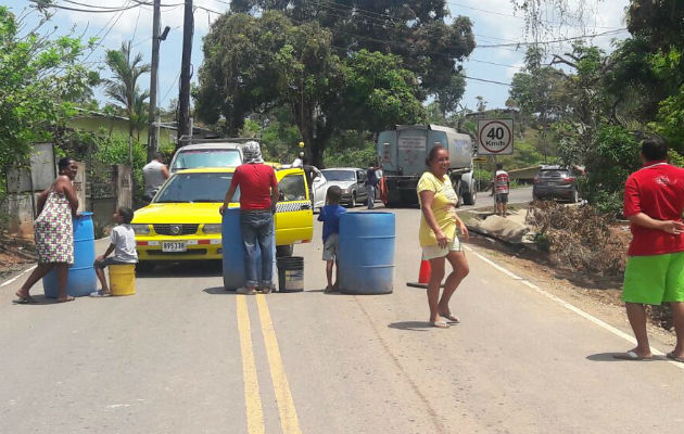 Bloquearon la vía porque sigue sin nada de agua potable en Buena Vista de Colón. Foto: Diómedes Sánchez