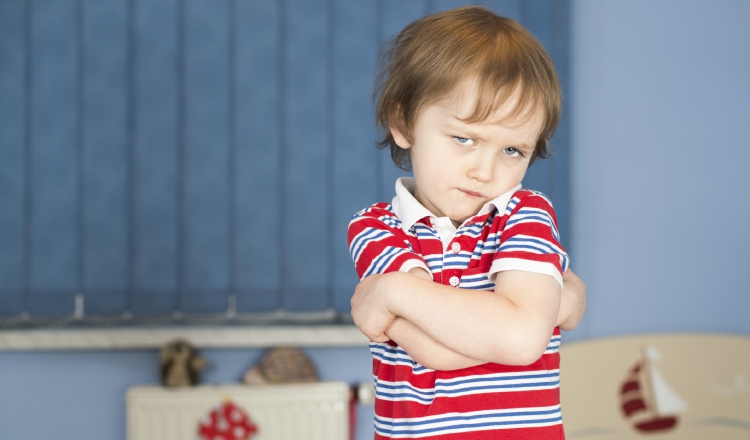 Los niños pueden enojarse porque se sienten rechazados por sus padres o grupo social.