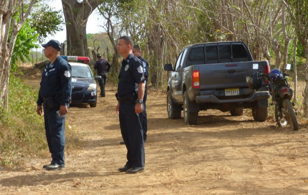  Policías observan al animal sacrificado. Foto: Thays Domínguez.