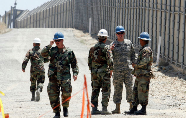 El mandatario quiere que se desplieguen hasta 4,000 elementos en la frontera. FOTO/AP