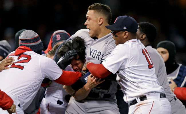 Aaron Judge agarra al relevista Joe Kelly de los Medias Rojas de Boston con  una llave en la  cabeza luego de que Kelly golpeara a Tyler Austin de los Yanquis. Foto:AP 