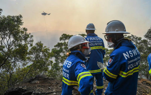 Los bomberos, apoyados por 100 camiones y 15 aeronaves. Foto: EFE 