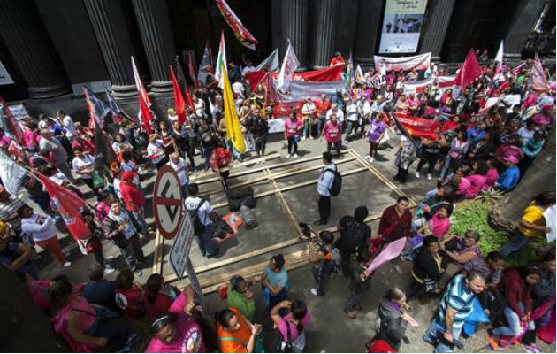 Militantes del Movimiento de los Trabajadores Sin Techo. Foto: EFE. 