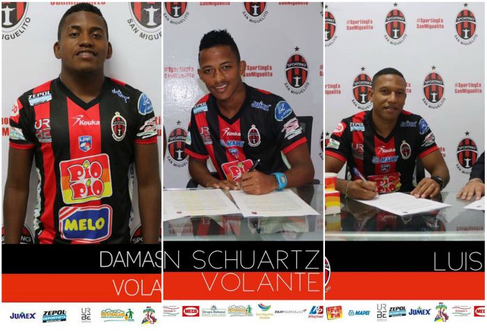 Los futbolistas Damaso Santos (i), Kevin Schuartz (c) y Luis Mendoza.