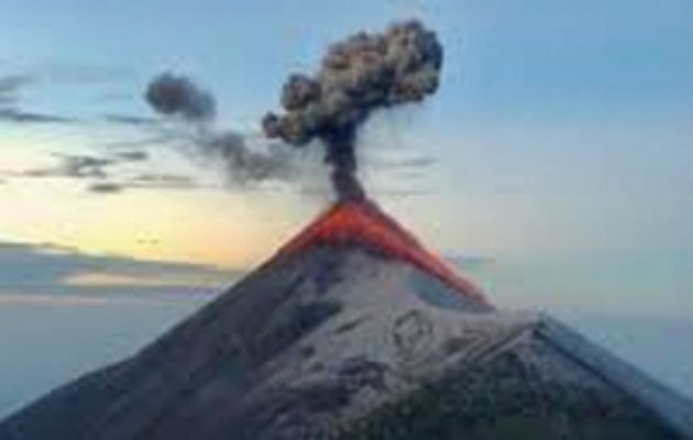 El volcán expulsa gruesa columna de ceniza. 