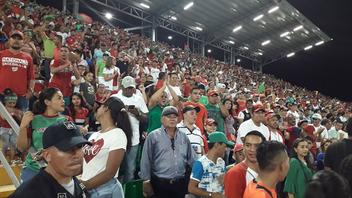 Los fanáticos de ambas novenas terminaron molestas. Foto Mayra Madrid