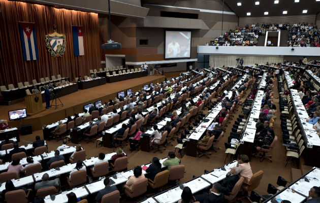 Los miembros de la Asamblea Nacional se reúnen durante el inicio de la sesión de dos días de la legislatura, en La Habana, Cuba. FOTO/AP