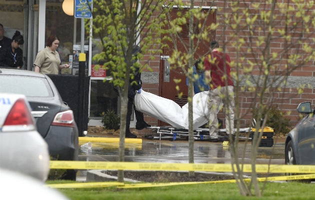 Sacan el cuerpo de una de las víctimas del tiroteo en Nashville. FOTO/AP