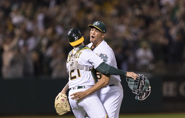 Sean Manaea celebra la hazaña.