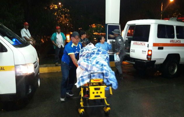 El herido es trasladado al hospital. Foto: Mayra Madrid. 