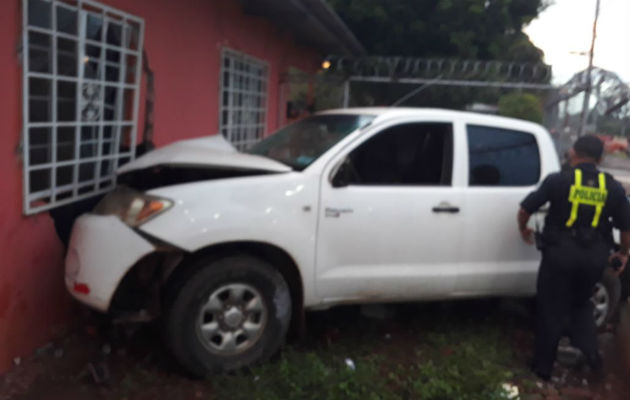 El conductor del pick-up perdió el control luego de colisionar con un auto sedán. Foto/José Vásquez