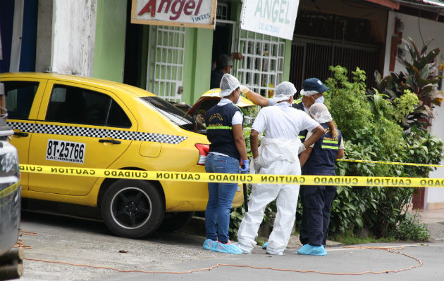 Funcionarios de criminalística buscan evidencias que ayuden a dar con el paradero de  Aquiles Acevedo. FOTO/Eric Montenegro