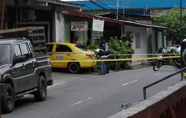 El taxi, fue encontrado abandonado. Foto: Eric Ariel Montenegro. 