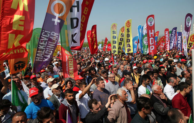 Trabajadores desafían al Gobierno turco y salen a exigir mejores condiciones laborales. FOTO/EFE