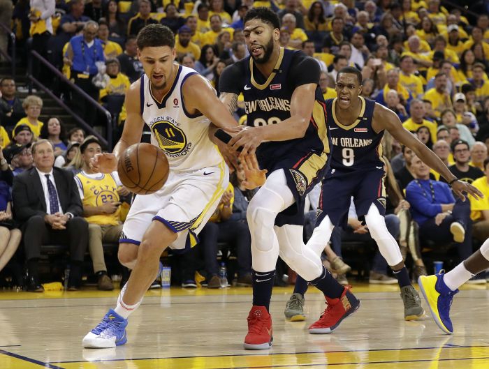 Klay Thompson conduce el balón. Foto AP