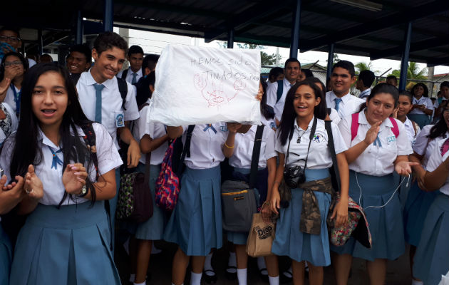 Los alumnos amenazaron con cerrar la vía Interamericana. Foto: Melquiadez Vásquez.  