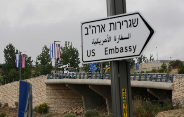 Varios trabajadores colocan banderas israelíes y estadounidenses en una carretera que conduce al Consulado de los Estados Unidos en el vecindario judío de Arnona, en Jerusalén. FOTO/EFE