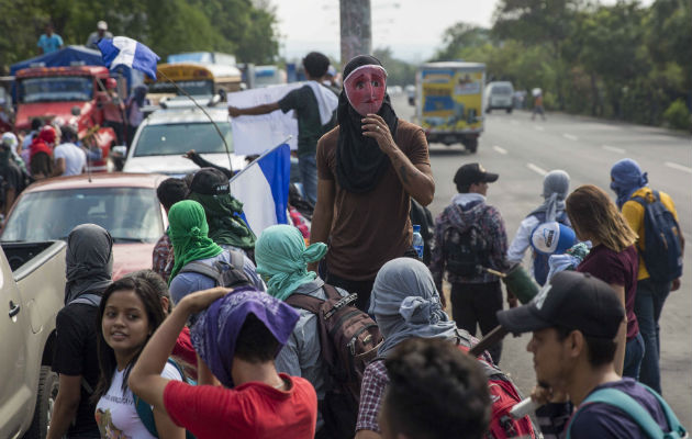 Decenas de jóvenes protestan en contra del gobierno de Daniel Ortega. FOTO/EFE