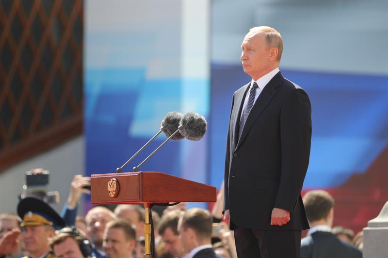 El presidente ruso, Vladimir Putin, asiste a un desfile con motivo de su sesión de investidura, en la plaza del Kremlin deMoscú, Rusia