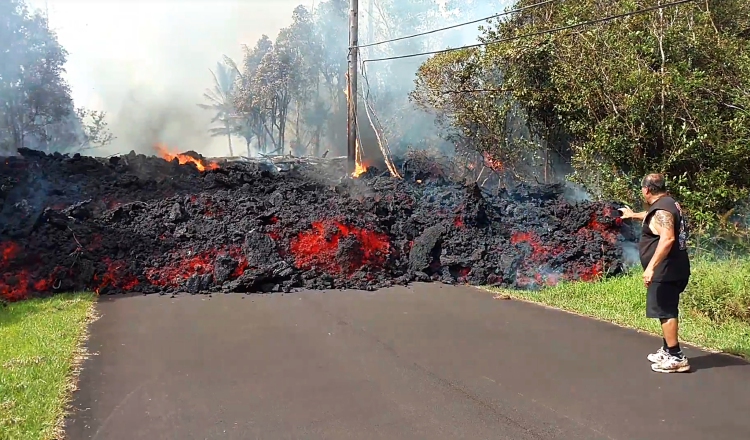 Una persona observa los daños causados por el volcán Kilauea. AP