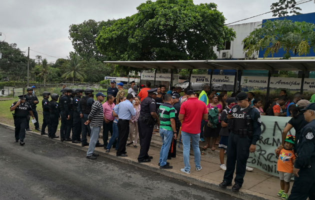 Los precaristas se mantienen a orilla de la vía. Foto: Raimundo Rivera. 