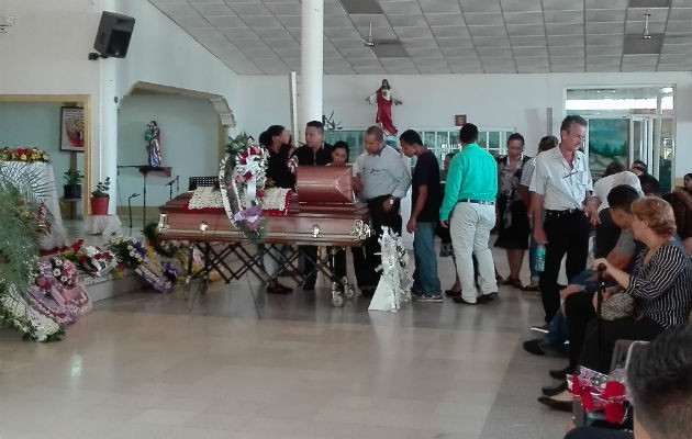 Familiares y amigos en la iglesia. Foto: Eric Ariel Montenegro. 