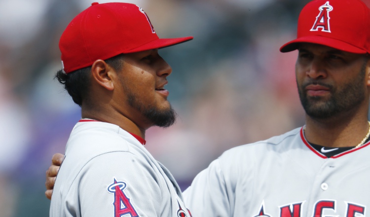 Barría es felicitado por Albert Pujols, tras su buena actuación en la tarde de ayer, cuando consiguió otra victoria para el equipo. /Foto AP