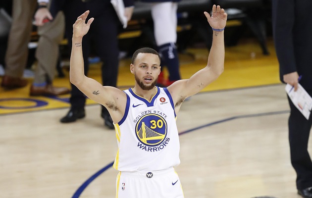 Curry terminó con 28 puntos.