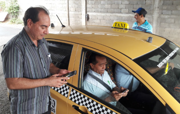 El costo del servicio de taxi, se mantiene igual. Foto: Zenaida Vásquez.