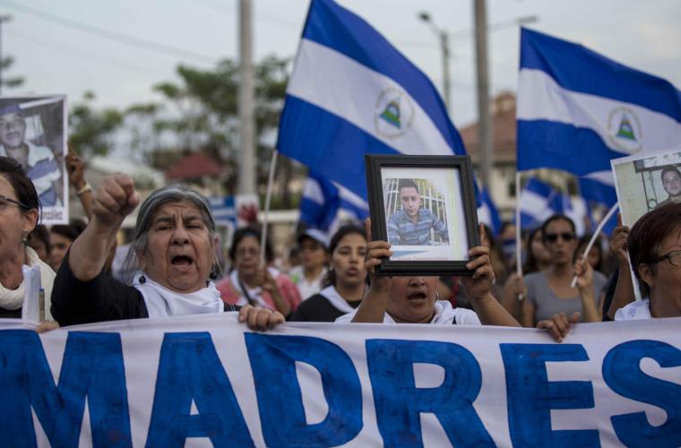 Familiares de las personas fallecidas salen a las calles a exigir que las autoridades investiguen las muertes. EFE