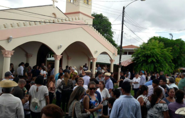 Familiares y amigos despiden al taxista  Euclides Acevedo Domínguez, asesinado a finales de abril. Foto/Zenaida Vásquez