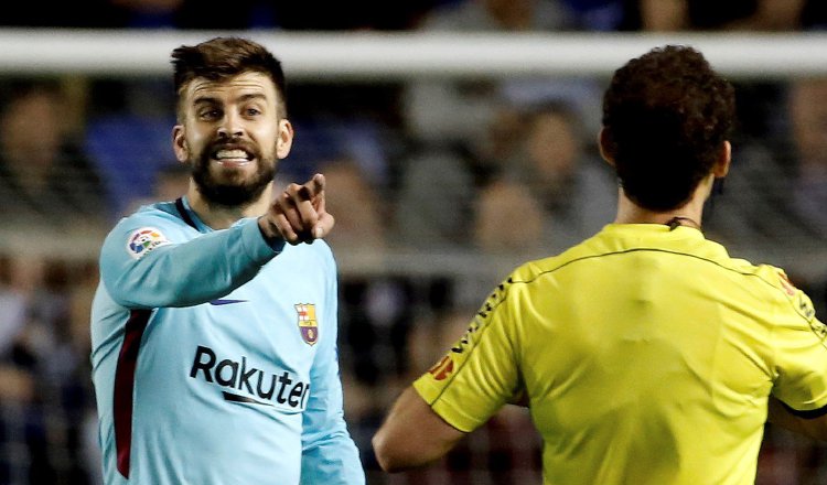 El defensa del FC Barcelona Gerard Piqué  protesta al árbitro Melero López  durante el partido de la trigésima séptima jornada. /Foto EFE