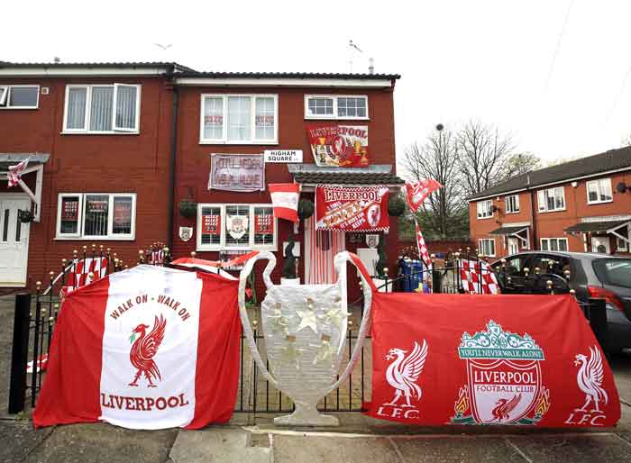 Una casa en Higham Square, Liverpool, Inglaterra que ha sido engalanada con banderas del Liverpool, antes de la final de la Liga de Campeones. Foto AP