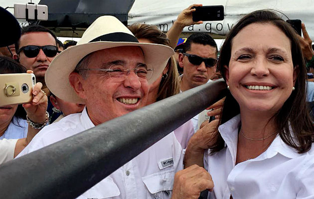 El expresidente Álvaro Uribe junto a María Corina Machado. FOTO/EFE