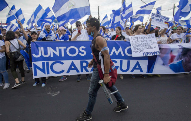 Un joven sostiene un improvisado lanza granadas hoy, martes 15 de mayo de 2018, en una manifestación en contra del gobierno de Daniel Ortega en Managua. FOTO/EFE