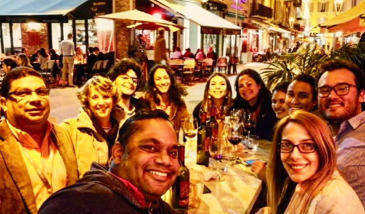 Delegación panameña compartiendo durante una cena en Cannes.  CORTESÍA